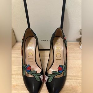 Gucci black leather floral print pumps size 38 Italy